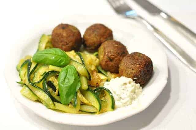 Fischfrikadellen mit Reis und Salat