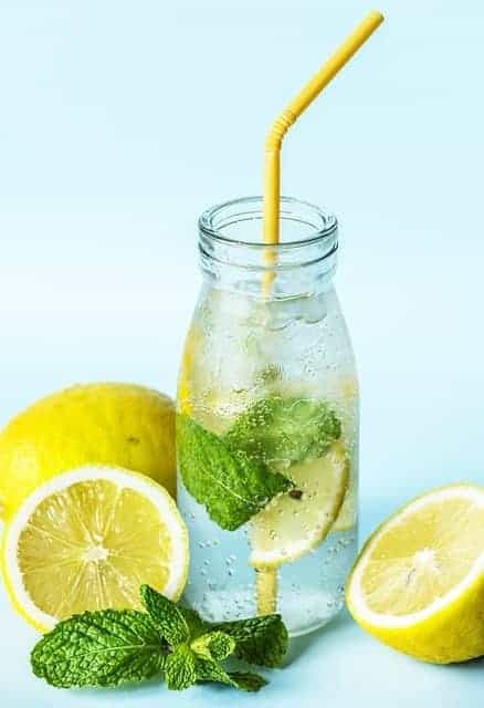 Zitrone
Wasser mit Zitrone