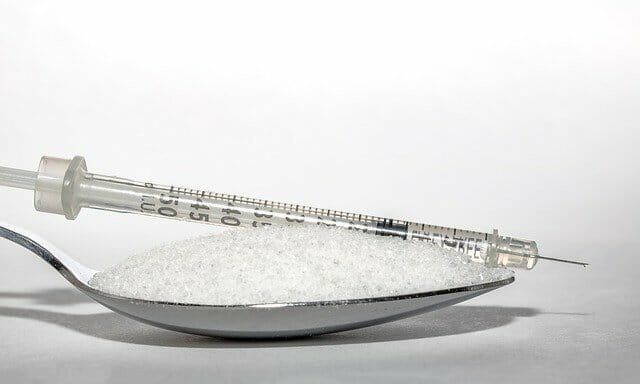 ein Löffel Zucker, eine Injektion von Insulin
