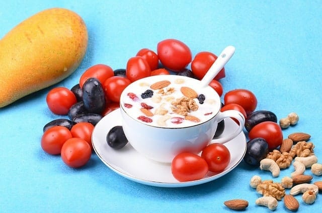 Salatbar mit Joghurt, Mandeln und Nüssen