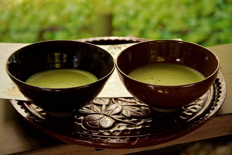 Matcha-Tee in Tassen