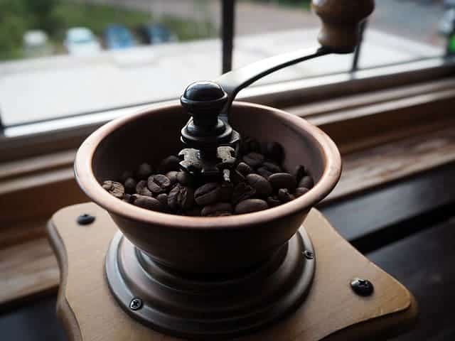 Kaffeebohnen in der Mühle