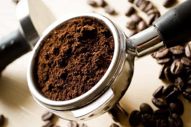 Löffel gemahlenen Kaffee