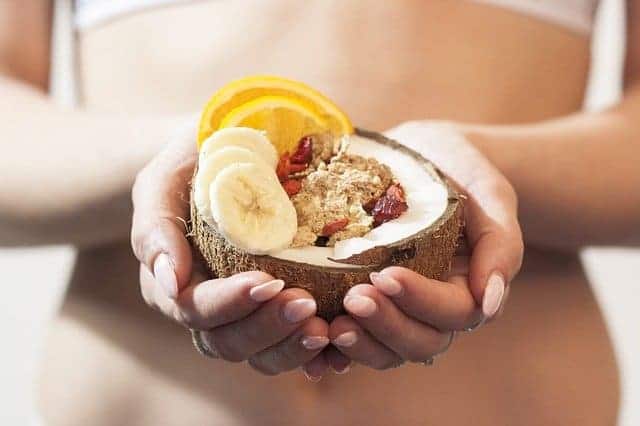 die Frau hält ein diätetisches Dessert in den Händen