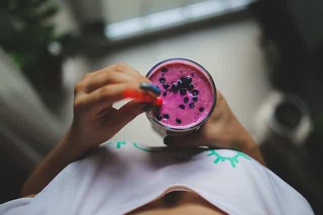 die Frau trinkt Smoothie