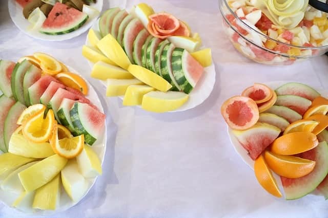 gehacktes Obst auf Salatblättern